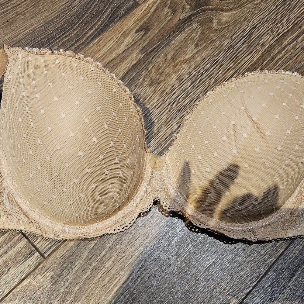 Wacoal underwire bra 34DDD runs small